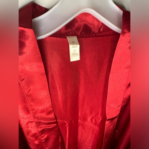 (Bundle 9) Burgundy Satin Faux Robes One Size Fits All Bridesmaids Robes - Picture 2 of 4